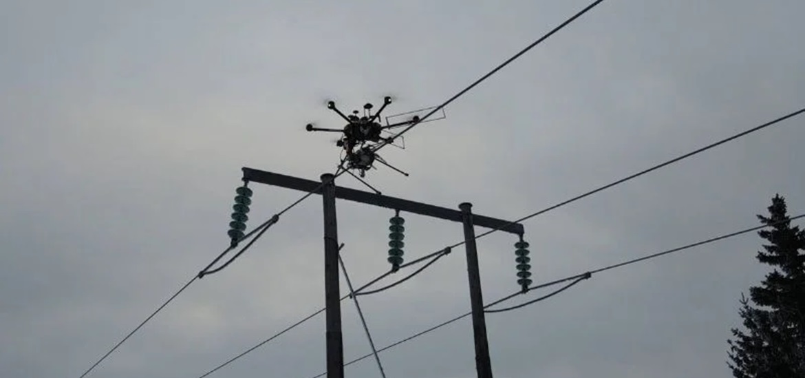 Heimdall’s autonomous drone mounts a Neuron sensor on a 66 kV high-voltage power line.