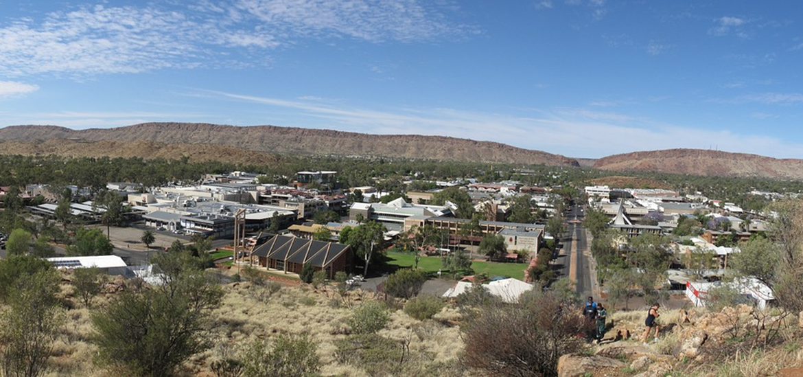 Photo of Australian city Alice Springs sorrounded by mountains 