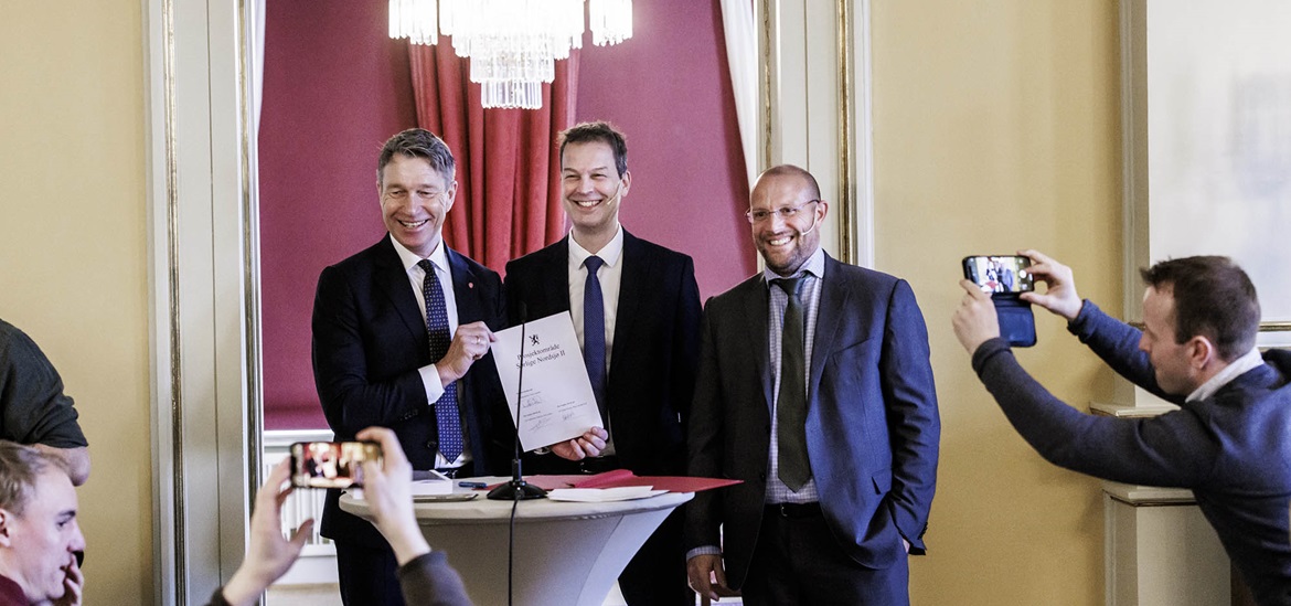 François van Leeuw, representing Ventyr, Norwegian Energy Minister Terje Aasland and Ingka Group representative holding a contract and smiling to camera at the press conference