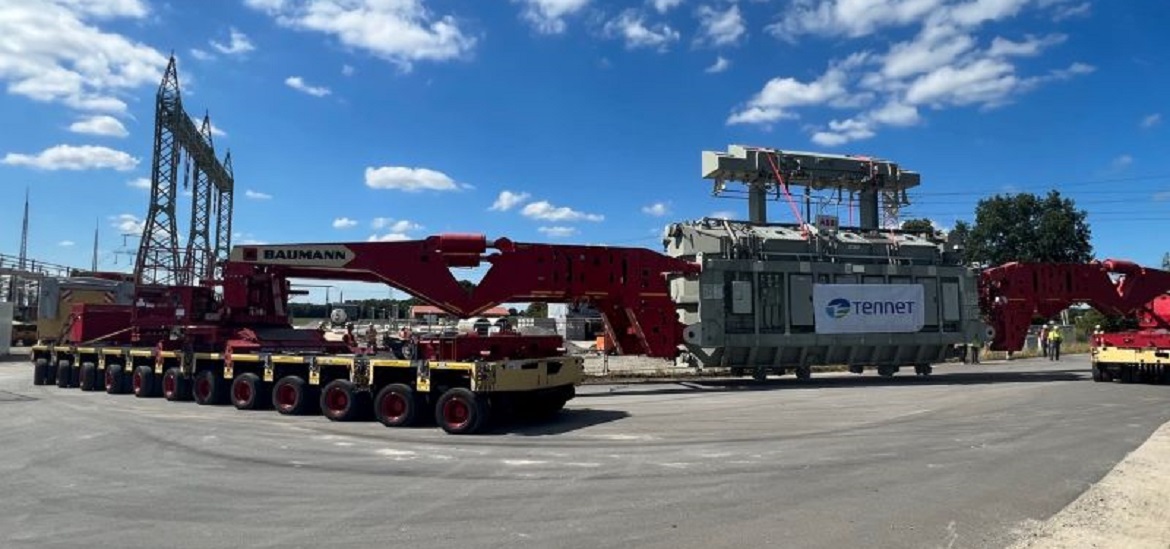 the-first-of-two-transformers-successfully-moved-transformer-technology-news